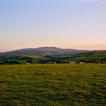 Apartamento Snug Oak Hut With A View On A Welsh Hill Farm Brecon Exterior foto