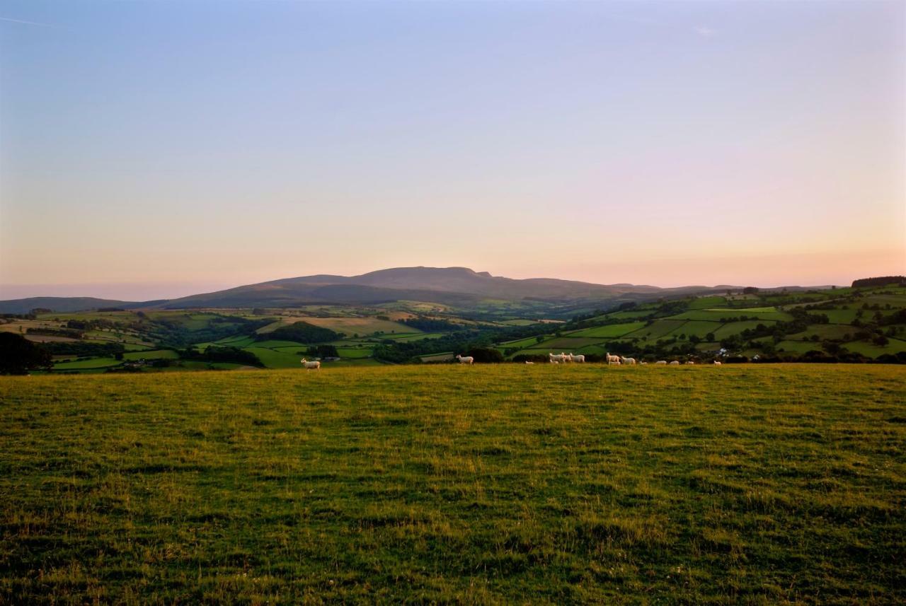 Apartamento Snug Oak Hut With A View On A Welsh Hill Farm Brecon Exterior foto