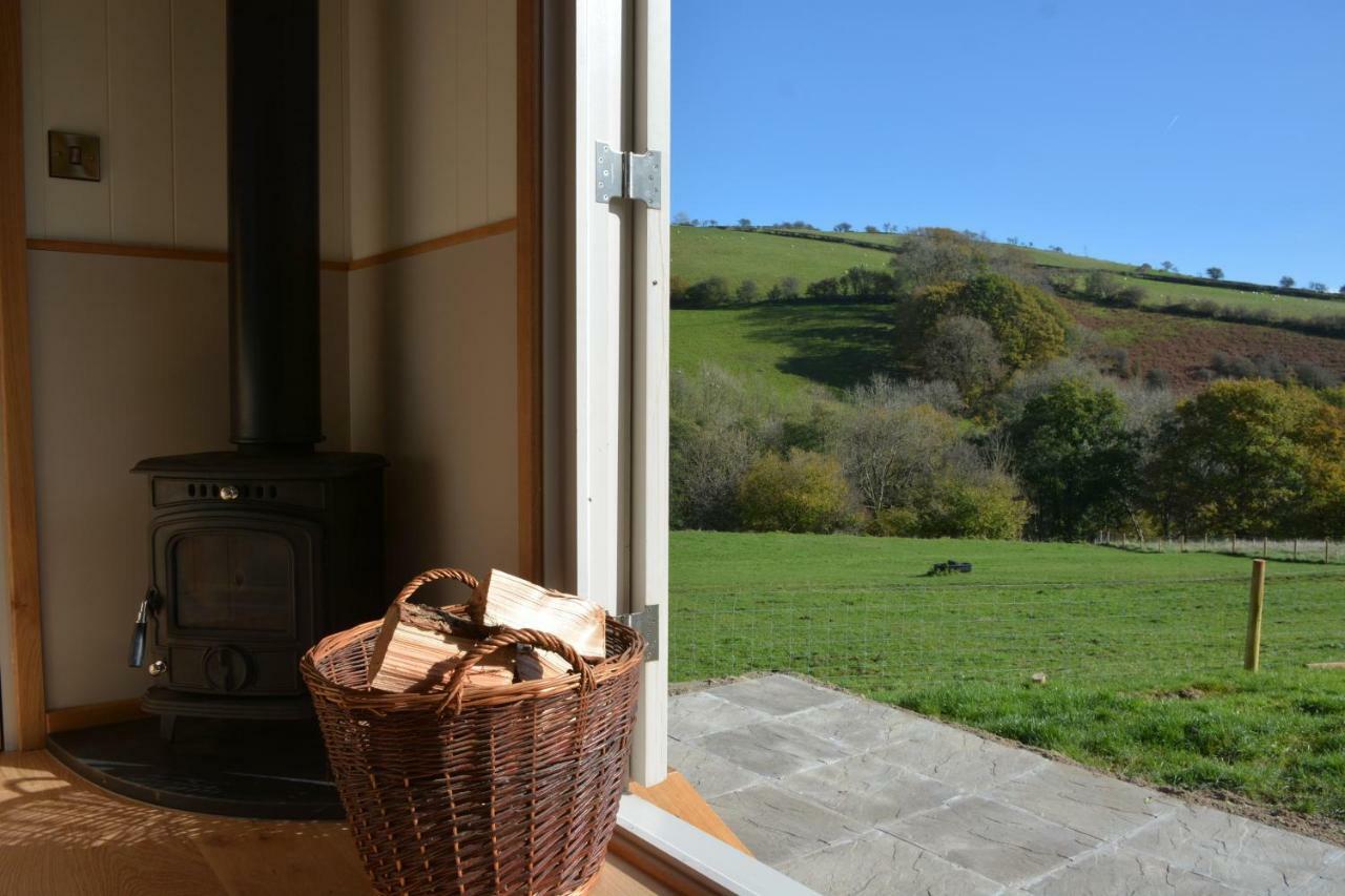 Apartamento Snug Oak Hut With A View On A Welsh Hill Farm Brecon Exterior foto