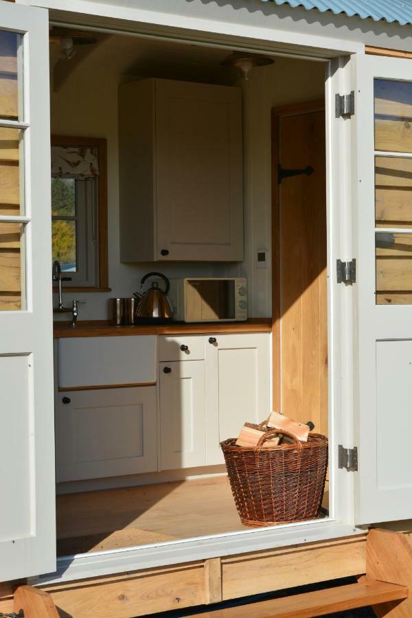 Apartamento Snug Oak Hut With A View On A Welsh Hill Farm Brecon Exterior foto